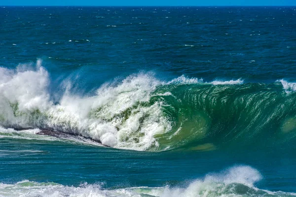 Piękne Niebieskie Zielone Silne Fale Morskie Kroplami Wody Pianką Pluskającą — Zdjęcie stockowe