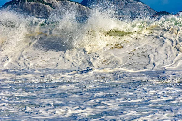 Krásná Silná Mořská Vlna Pláži Kapkami Vody Pěnou Šplouchající Vzduchu — Stock fotografie