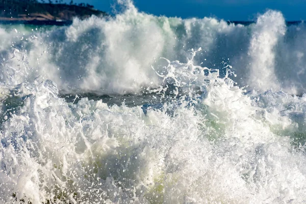 여름날 바다에 물방울 거품이 튀기는 아름다운 해변에 부딪히고 — 스톡 사진