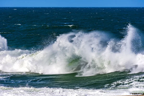 Piękne Silne Atlantyckie Fale Morskie Kroplami Wody Rozbryzgami Piany Powietrzu — Zdjęcie stockowe