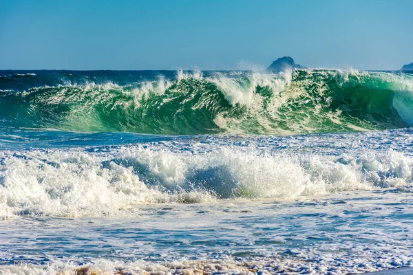 Meereswelle Kracht Einem Sonnigen Sommertag Strand Wassertropfen Und Schaumstoff Der — Stockfoto
