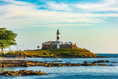 Salvador, Bahia 'daki All Saints Körfezi' ndeki ünlü deniz fenerinin manzarası.