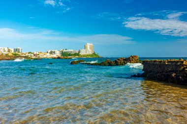 Güneşli bir öğleden sonra, Patience Sahili 'nin suları Bahia' daki Salvador şehrinin en güzel şehirlerinden biridir.
