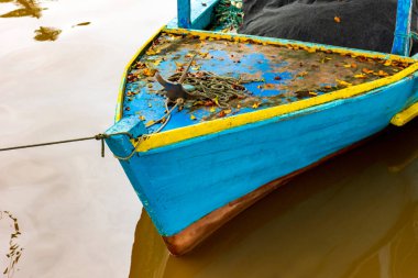 Paraty Kanalı 'nın üzerinde Rustik ahşap balıkçı teknesi.