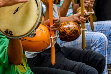 Brezilya sokaklarında Capoeira performansı sırasında Afrika Brezilya perküsyonu müzik aletleri