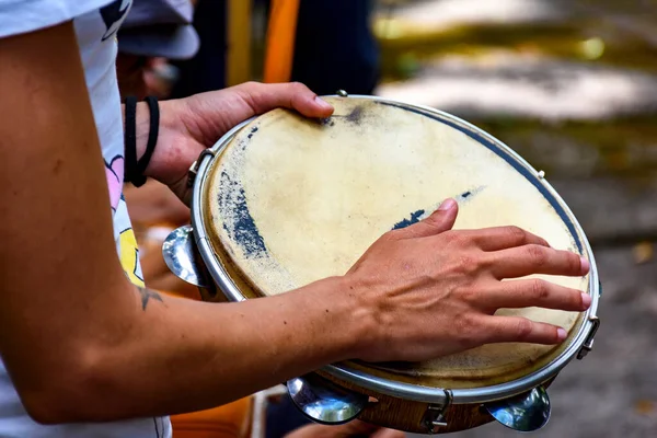 ブラジルの路上でのカーニバルでのサンバ演奏中にタンバリンを演奏するミュージシャンの詳細 — ストック写真