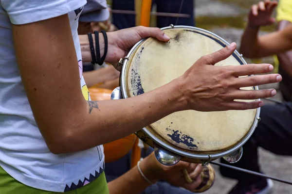 Detalhe Mão Músico Tocando Tamborim Durante Uma Performance Capoeira Nas — Fotografia de Stock