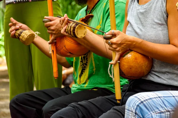 Músicos Tocando Instrumentos Musicales Percusión Afrobrasileña Llamados Berimbau Durante Una — Foto de Stock