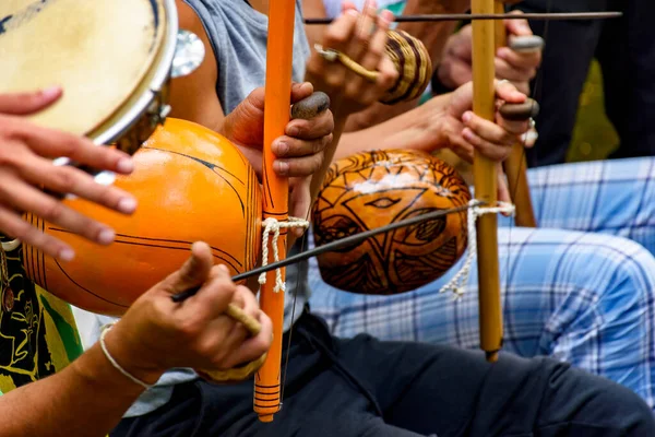 Кілька Бразильських Ударних Музичних Інструментів Під Час Виконання Капоейри Вулицях — стокове фото