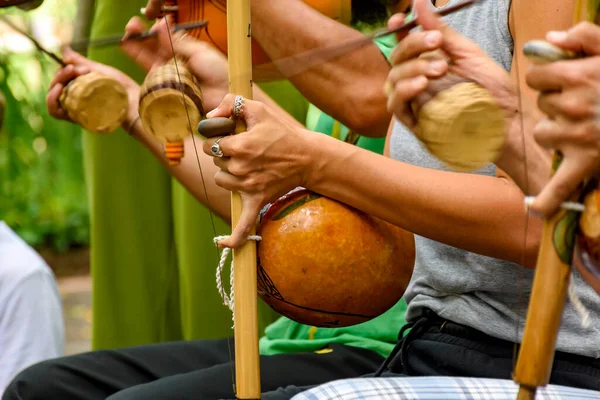 Varios Músicos Tocan Instrumento Musical Percusión Afrobrasileño Llamado Berimbau Durante — Foto de Stock