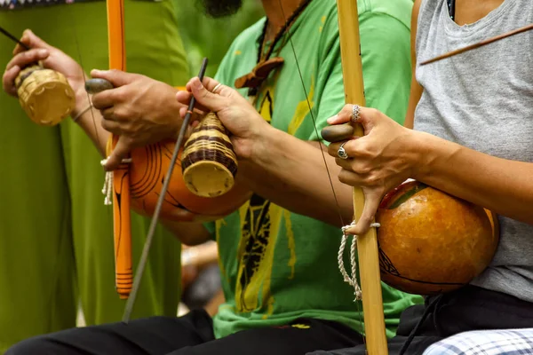 Hudebníci Hrající Africký Brazilský Perkuse Hudební Nástroj Názvem Berimbau Během — Stock fotografie