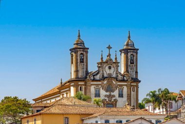 Minas Gerais eyaletinin Ouro Preto şehrindeki sömürge tarzı evler arasından tarihi kilise ve kuleleri yükseliyor.