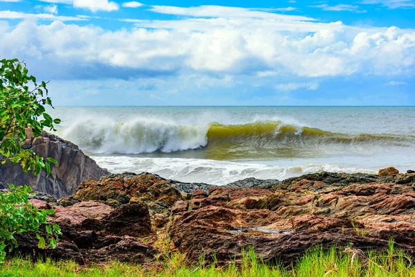 在巴伊亚州岩石海岸的塞拉格兰德 海浪在岩石后面破浪而出 — 图库照片