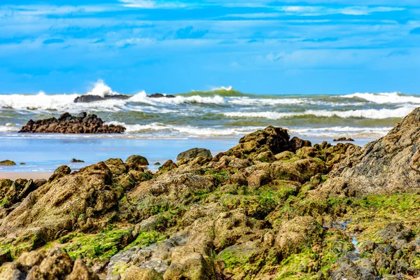 Skalista Plaża Falami Uderzającymi Skały Serra Grande Wybrzeżu Bahia — Zdjęcie stockowe