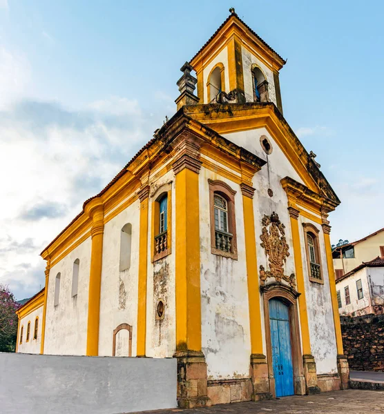 Minas Gerais 'in eski Ouro Preto kasabasındaki tarihi bir barok kilisesinin cephesi.