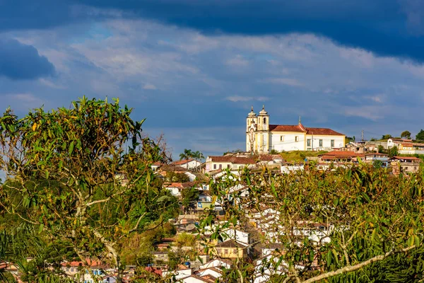 Iglesia Histórica Cima Colina Entre Las Casas Ciudad Ouro Preto —  Fotos de Stock