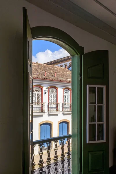 在巴西米纳斯吉拉斯州的一座典型的古老的殖民风格的房子门口 可以看到历史名城奥鲁普雷托的房屋 — 图库照片