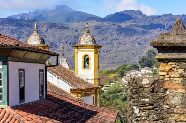 Minas Gerais 'deki Ouro Preto şehrinde arkasında dağlar olan tarihi barok kilisesi.