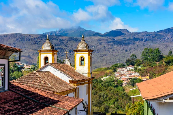 Antiga Igreja Barroca Colorida Com Montanhas Fundo Cidade Ouro Preto — Fotografia de Stock