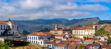 Evleri, kiliseleri, anıtları ve dağlarıyla antik Ouro Preto kentinin panoramik görüntüsü.