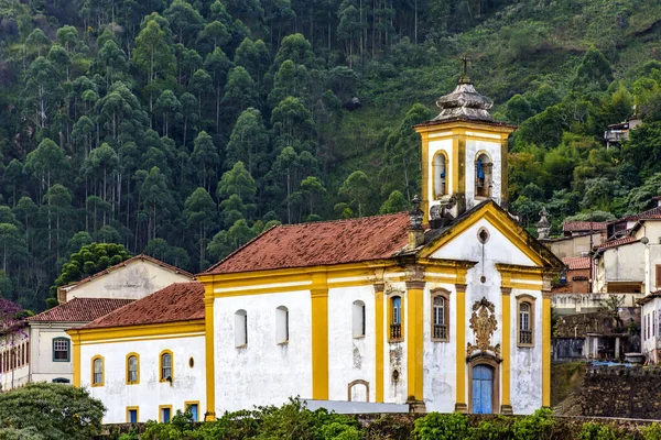Igreja Barroca Casas Frente Floresta Histórica Cidade Ouro Preto Minas — Fotografia de Stock