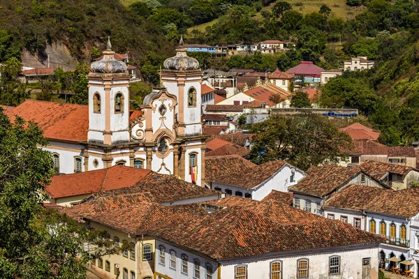 Casas Históricas Igrejas Entre Colinas Vegetação Cidade Ouro Preto Minas — Fotografia de Stock