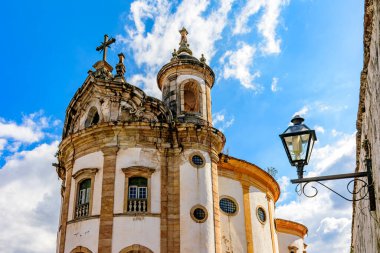 Minas Gerais 'deki Ouro Preto şehrinde eski bir barok kilisesinin cephesi ve kuleleri.