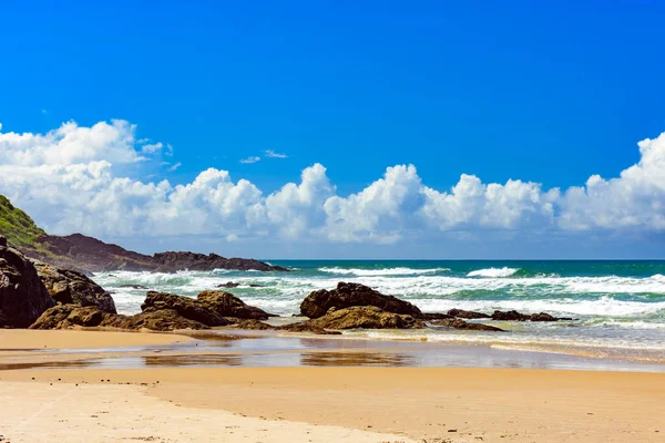 Spiaggia Con Onde Che Infrangono Contro Rocce Una Giornata Sole — Foto Stock