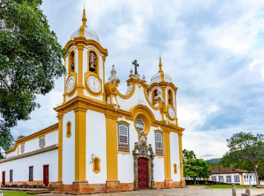 Minas Gerais 'deki tarihi Tiradentes şehrinin merkezindeki kuleleriyle barok kilise cephesi