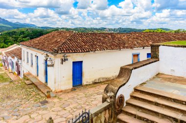 Minas Gerais 'deki tarihi Tiradentes şehrinde eski koloni tarzı evleri olan Stone Caddesi.