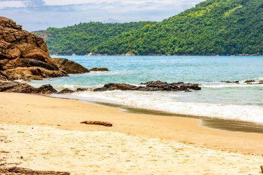 Rio de Janeiro 'nun Paraty bölgesindeki Trindade' de sahil, kayalar ve tamamen korunmuş yağmur ormanları arasındaki deniz.