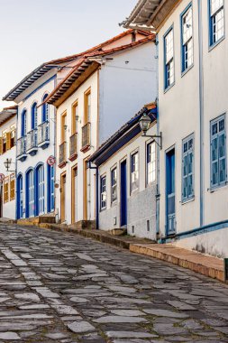 Minas Gerais eyaletinin Diamantina şehrinde taş kaldırımlı ve sömürgeci evleri olan bir yamaç.