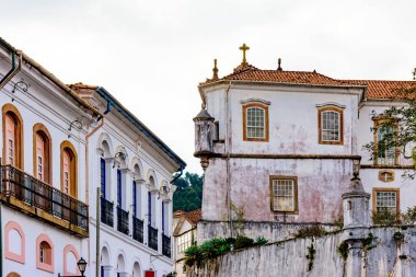 Minas Gerais 'deki Ouro Preto şehrinin girişindeki tarihi binaların cepheleri.