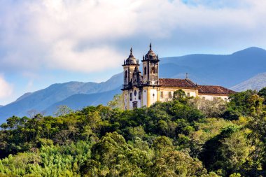 Minas Gerais 'deki Ouro Preto şehrinin tepesindeki tarihi barok kilisesi.