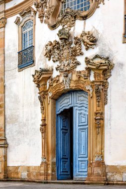 Minas Gerais 'deki Ouro Preto şehrindeki eski bir barok kilisesinin giriş kapısı.