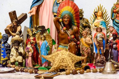 Azizlerin, Umbanda ve Candomble gibi Afrika kökenli dinlerin ve Brezilya dini sendromunun iyi bir temsili olan günlük nesnelerin çeşitli resimleriyle sunak.