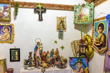 Azizlerin, Umbanda ve Candomble gibi Afrika kökenli dinlerin ve Brezilya dini sendromunun iyi bir temsili olan günlük nesnelerin çeşitli resimleriyle sunak.