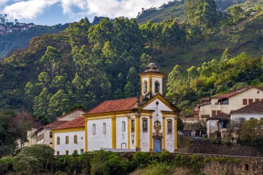 Brezilya 'nın Minas Gerais kentindeki tarihi Ouro Preto şehrinin tepesindeki eski barok kilisesi.