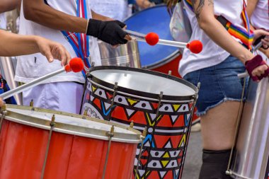 Samba ve karnaval Brezilya sokaklarında insanlar ve müzik aletleriyle