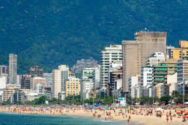 Rio de Janeiro şehrinde yaz günü Ipanema plajı şehir sakinleri ve turistler tarafından işgal edildi.