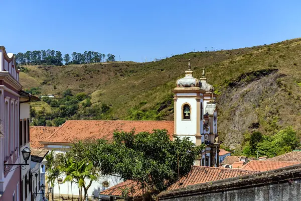 米纳斯吉拉斯州Ouro Preto市的房屋 屋顶和小山之间的历史性巴洛克教堂塔 — 图库照片