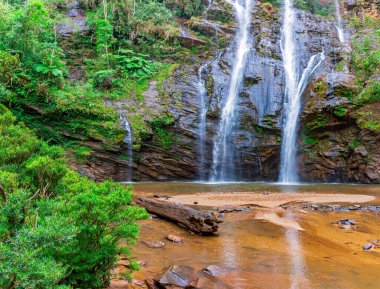 Brezilya 'nın Minas Gerais kentindeki yağmur ormanlarının ortasındaki şelale ve nehir