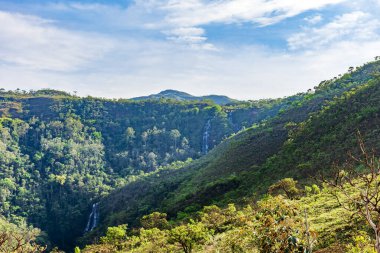 Brezilya 'nın Minas Gerais eyaletindeki güzel dağlar, ormanlar ve şelaleler