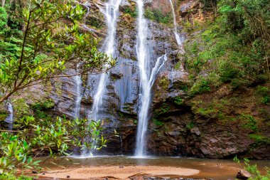 Brezilya 'nın Minas Gerais kentindeki ormandaki bir şelalenin suları tarafından oluşturulan göl.