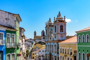 Salvador, Bahia 'daki Pelourinho' nun tarihi mahallesi sokakları, evleri ve kiliseleriyle