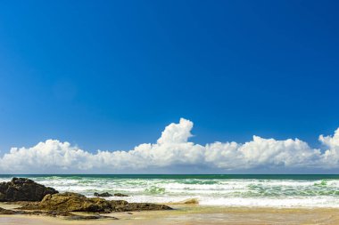 Güneşli bir yaz gününde, Bahia eyaletinin güney kıyısındaki Serra Grande şehrindeki güzel Pe de Serra Sahili