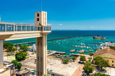 Bahia, Salvador 'da güneşli bir yaz gününde Baia de Todos os Santos ve Elevador Lacerda manzarası