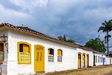 Rio de Janeiro eyaletinin ünlü şehri Paraty 'de eski bir caddede tarihi sömürge tarzı evler