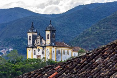 Minas Gerais 'deki Ouro Preto şehrindeki dağların arasındaki eski barok kilisesi.