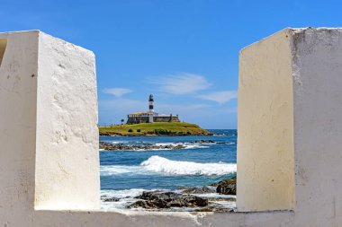 Bahia 'daki Salvador şehrinin kıyısındaki ünlü Barra Deniz Feneri Santa Maria kalesinin duvarları arasında görüldü.